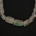 Collar Moche-Chavín de cuarzo con cuenta central verde ceremonial - Imagen 8