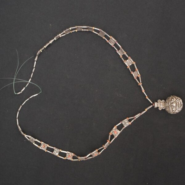 Collar Moche en plata con dije ritual en forma de concha - Imagen 1
