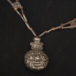 Collar Moche en plata con dije ritual en forma de concha - Imagen 2