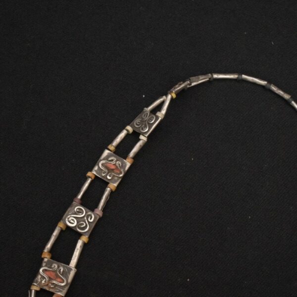 Collar Moche en plata con dije ritual en forma de concha - Imagen 5