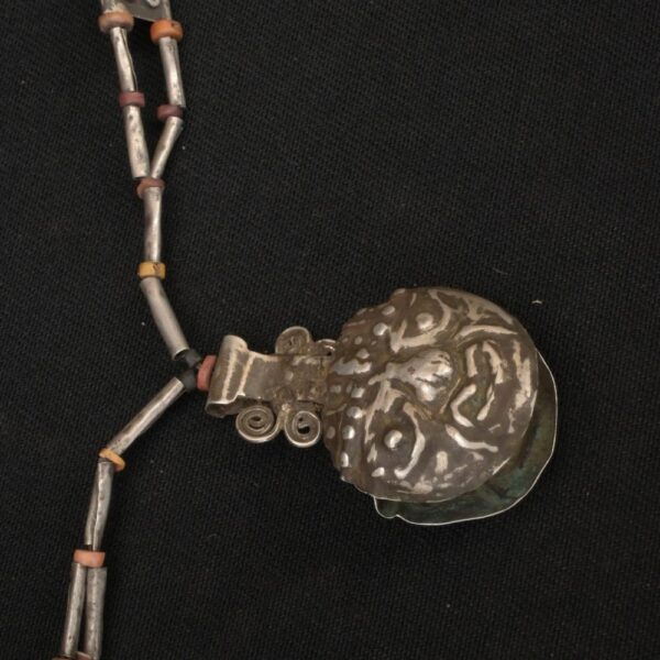 Collar Moche en plata con dije ritual en forma de concha - Imagen 11