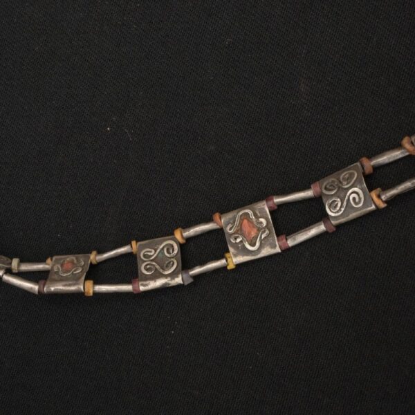 Collar Moche en plata con dije ritual en forma de concha - Imagen 13