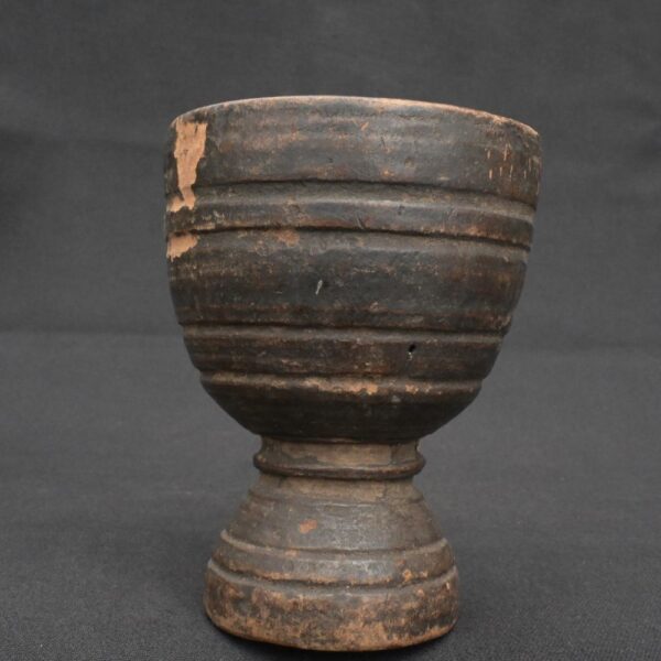 Inca ritual vessel made of wood with a dark patina and ceremonial shape - Imagen 1