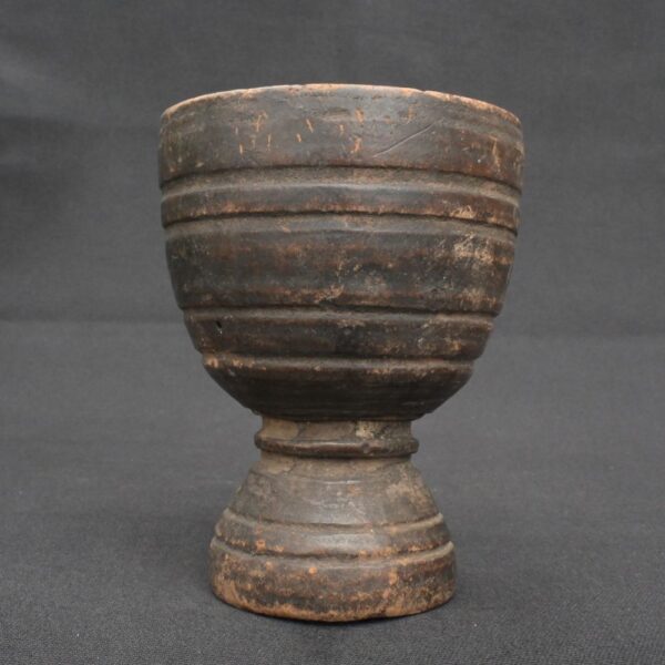 Inca ritual vessel made of wood with a dark patina and ceremonial shape - Imagen 2