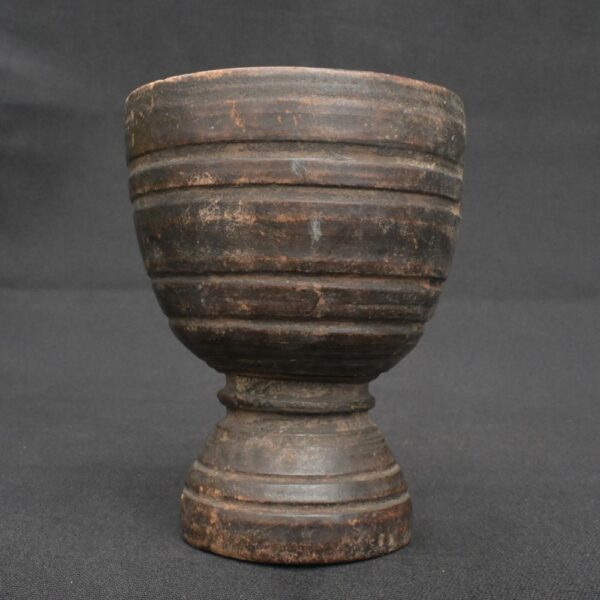 Inca ritual vessel made of wood with a dark patina and ceremonial shape - Imagen 3