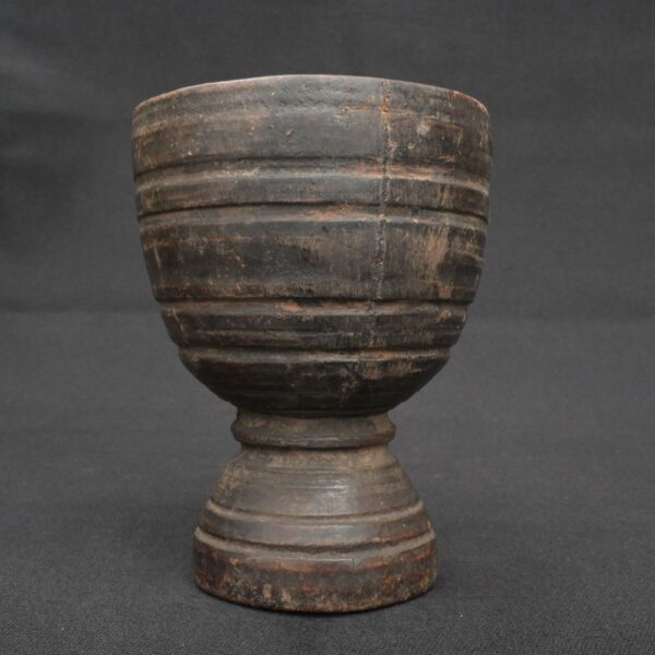Inca ritual vessel made of wood with a dark patina and ceremonial shape - Imagen 4