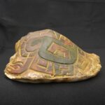 Pre-Columbian Chavín Pututu Shell with Inlaid Stones and Ritual Engravings - Imagen 2