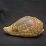 Pre-Columbian Chavín Pututu Shell with Inlaid Stones and Ritual Engravings - Imagen 4