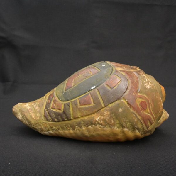 Pre-Columbian Chavín Pututu Shell with Inlaid Stones and Ritual Engravings - Imagen 4