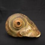 Pre-Columbian Chavín Pututu Shell with Inlaid Stones and Ritual Engravings - Imagen 5