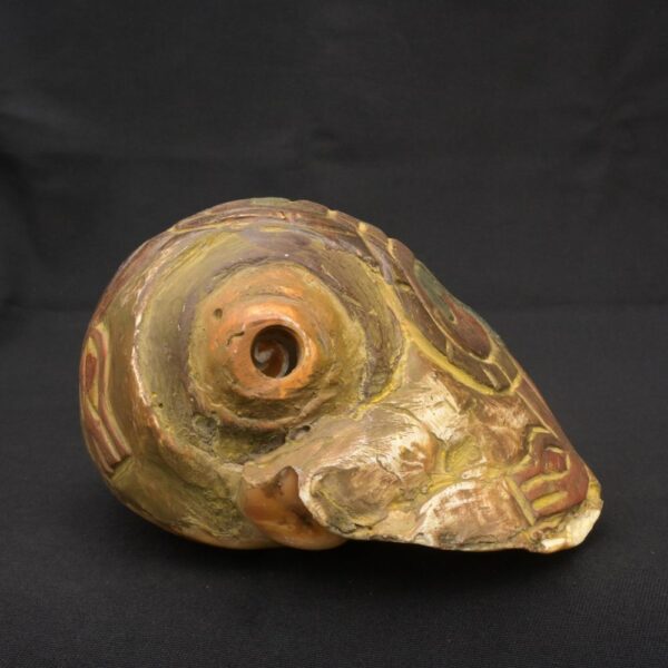 Pre-Columbian Chavín Pututu Shell with Inlaid Stones and Ritual Engravings - Imagen 5