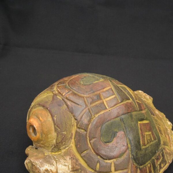 Pre-Columbian Chavín Pututu Shell with Inlaid Stones and Ritual Engravings - Imagen 6