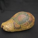 Pre-Columbian Chavín Pututu Shell with Inlaid Stones and Ritual Engravings - Imagen 8