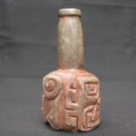 Chavín Granite Ritual Bottle – Twin Feline Faces, Quartz Veins, Hand-Carved - Imagen 3