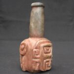 Chavín Granite Ritual Bottle – Twin Feline Faces, Quartz Veins, Hand-Carved - Imagen 6