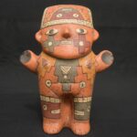 Figura de cerámica Paracas: escultura ritual femeninas con símbolos tradicionales
