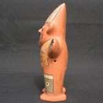Figura de cerámica Paracas: escultura ritual femeninas con símbolos tradicionales - Imagen 2