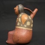 Nasca Ceramic Bottle – Seated Female Figure with Dagger and Painted Motifs - Imagen 2