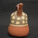Nasca Ceramic Bottle – Seated Female Figure with Dagger and Painted Motifs - Imagen 3