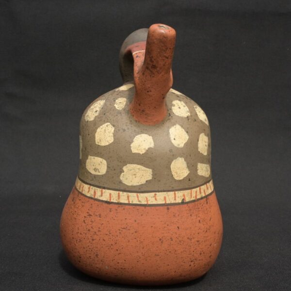 Nasca Ceramic Bottle – Seated Female Figure with Dagger and Painted Motifs - Imagen 3