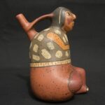 Nasca Ceramic Bottle – Seated Female Figure with Dagger and Painted Motifs - Imagen 4
