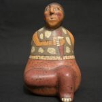 Nasca Ceramic Bottle – Seated Female Figure with Dagger and Painted Motifs - Imagen 5