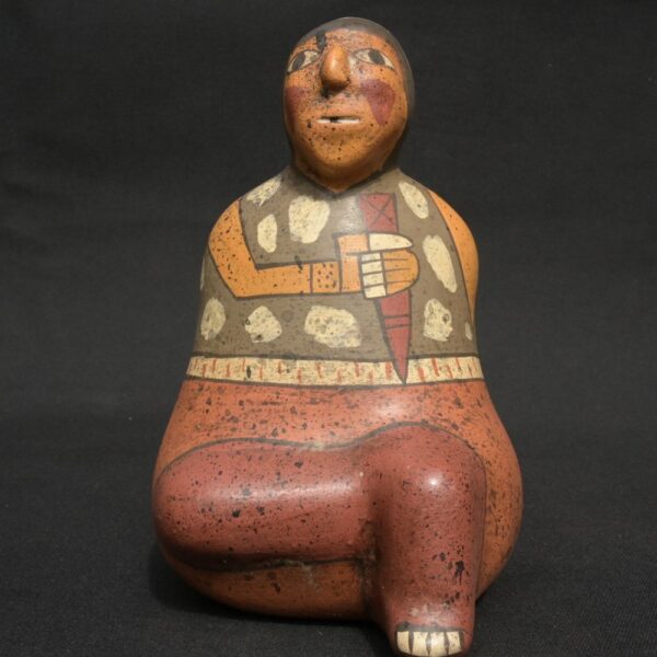 Nasca Ceramic Bottle – Seated Female Figure with Dagger and Painted Motifs - Imagen 5