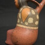 Nasca Ceramic Bottle – Seated Female Figure with Dagger and Painted Motifs - Imagen 7