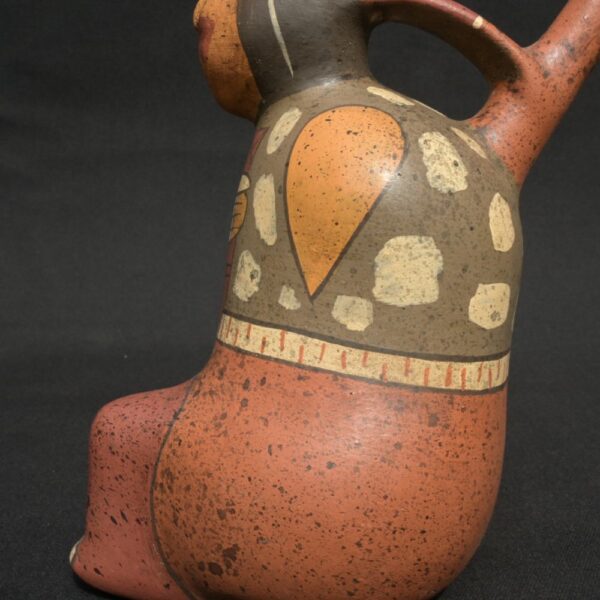 Nasca Ceramic Bottle – Seated Female Figure with Dagger and Painted Motifs - Imagen 7