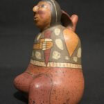 Nasca Ceramic Bottle – Seated Female Figure with Dagger and Painted Motifs - Imagen 8