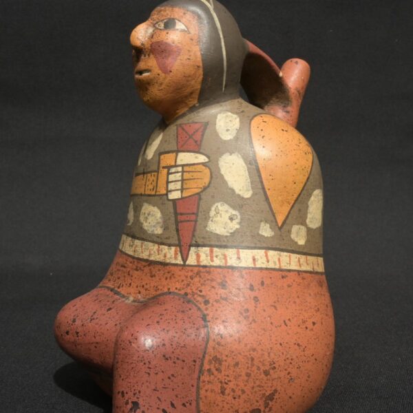 Nasca Ceramic Bottle – Seated Female Figure with Dagger and Painted Motifs - Imagen 8