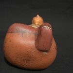 Nasca Ceramic Bottle – Seated Female Figure with Dagger and Painted Motifs - Imagen 9