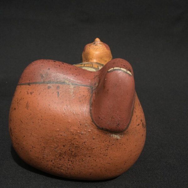 Nasca Ceramic Bottle – Seated Female Figure with Dagger and Painted Motifs - Imagen 9