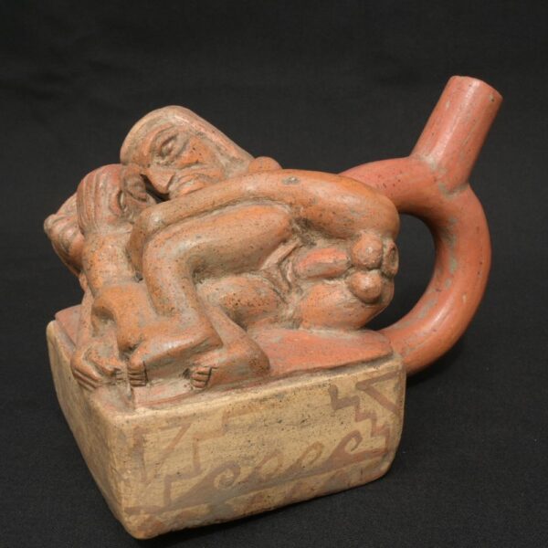 Moche Erotic Stirrup Vessel – Intimate Scene in Pre-Columbian Ceramic Art - Imagen 1