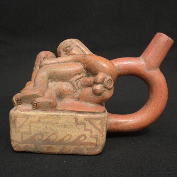 Moche Erotic Stirrup Vessel – Intimate Scene in Pre-Columbian Ceramic Art - Imagen 2