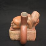 Moche Erotic Stirrup Vessel – Intimate Scene in Pre-Columbian Ceramic Art - Imagen 3