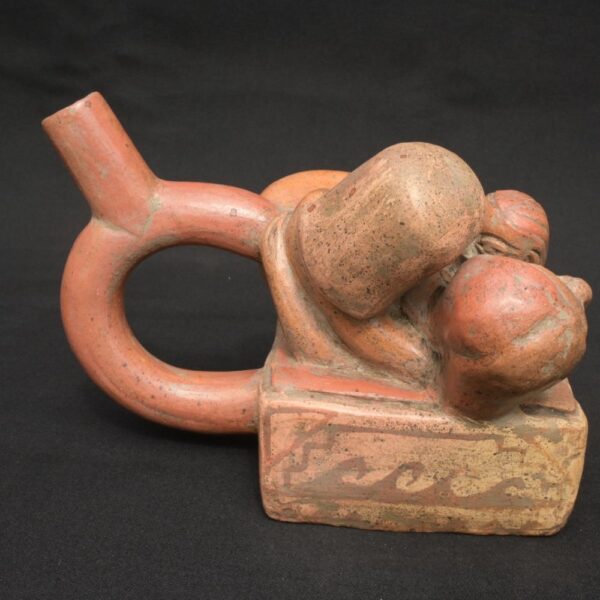 Moche Erotic Stirrup Vessel – Intimate Scene in Pre-Columbian Ceramic Art - Imagen 4