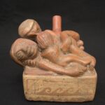 Moche Erotic Stirrup Vessel – Intimate Scene in Pre-Columbian Ceramic Art - Imagen 5