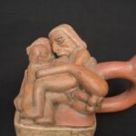 Moche Erotic Stirrup Vessel – Intimate Scene in Pre-Columbian Ceramic Art - Imagen 6