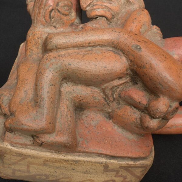 Moche Erotic Stirrup Vessel – Intimate Scene in Pre-Columbian Ceramic Art - Imagen 9