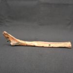 Ancient Bone Quena Flute with Human Carving – Decorative Artifact - Imagen 3