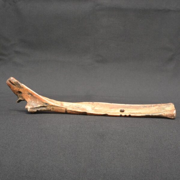 Ancient Bone Quena Flute with Human Carving – Decorative Artifact - Imagen 3