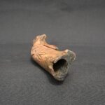Ancient Bone Quena Flute with Human Carving – Decorative Artifact - Imagen 4