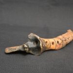 Ancient Bone Quena Flute with Human Carving – Decorative Artifact - Imagen 6