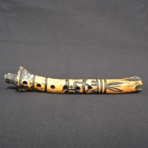Decorative Bone Quena Flute with Ancient Tribal Carvings – Collectible - Imagen 1
