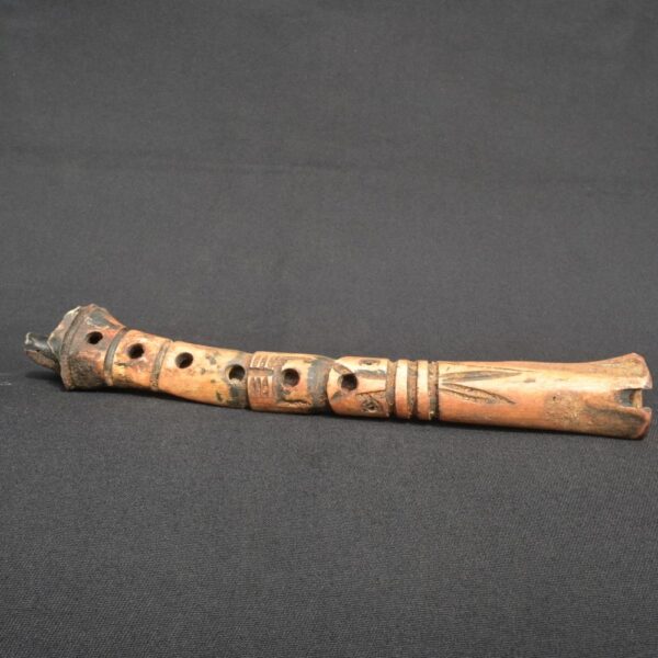 Carved Bone Quena Flute with Face Motif – Tribal Decorative Artifact - Imagen 1