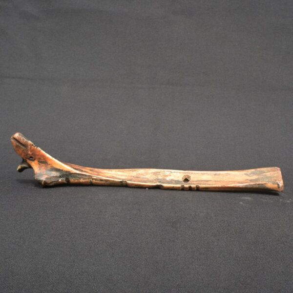 Carved Bone Quena Flute with Face Motif – Tribal Decorative Artifact - Imagen 3