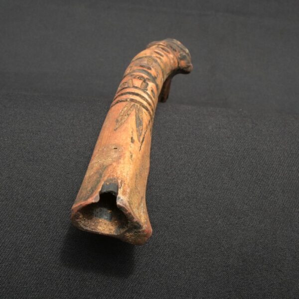 Carved Bone Quena Flute with Face Motif – Tribal Decorative Artifact - Imagen 5