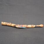 Handcrafted Curved Charango Horn with Gemstones and Andean Textiles - Imagen 2