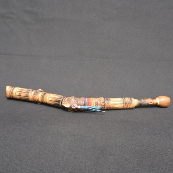 Handcrafted Curved Charango Horn with Gemstones and Andean Textiles - Imagen 2